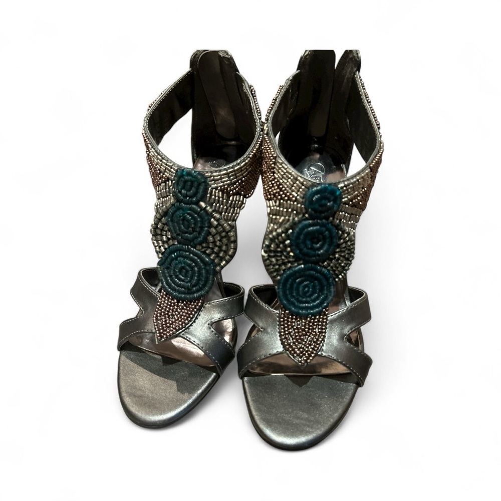 Carlos Women’s Shawnee Pewter embellished heel. Size 7.5